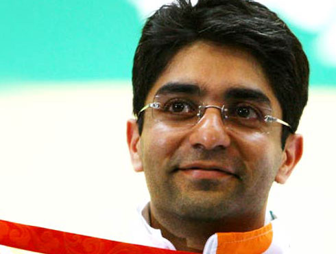 <h3>अभिनव बिंद्रा</h3><br/>बीजिंग ओलम्पिक-2008 में अभिनव बिंद्रा, विजेंदर सिंह और सुशील कुमार ने पदक जीत कर देश का मान-सम्मान बढ़ाया। चार साल बाद लंदन में 27 जुलाई से से शुरू हो रहे ओलिम्पक खेलों में इन तीनों खिलाड़ियों पर नजरें तो होंगी ही, कुछ अन्य खिलाड़ी भी हैं जिन पर पदक जीतने की प्रबल उम्मीदें हैं।<br><br><br><br><br><br>इस बार के ओलिम्पक खेलों में जिन भारतीय खिलाड़ियों से पदक की प्रबल उम्मीद हैं, उनमें अभिनव बिंद्रा का नाम सबसे ऊपर है। वर्तमान में बिंद्रा एयर रायफल शूटिंग में विश्व एवं ओलम्पिक चैम्पियन हैं। वह ओलम्पिक में व्यक्तिगत स्वर्ण पदक हासिल करने वाले पहले भारतीय हैं। उन्होंने यह कामयाबी 2009 में बीजिंग ओलम्पिक में हासिल की। पिछले वर्षों में एयर रायफल प्रतिस्पर्धाओं में उन्होंने जो कामयाबी हासिल की है, उससे लगता है कि बिंद्रा इस बार के ओलम्पिक में पदक जीत देश का मान-सम्मान बढ़ाएंगे। हालांकि, बिंद्रा के सामने हर बार की तरह इस बार भी चुनौती काफी बड़ी होगी। उन्हें मुकाबले में रायफल शूटिंग के दिग्गज खिलाड़ियों से पार-पाना होगा। <br><br><br>एयर रायफल शूटिंग मुकाबलों में विश्व स्तर पर देश की प्रतिष्ठा बढ़ाने और अनोखी उपलब्धियां हासिल करने के लिए भारत सरकार बिंद्रा को प्रतिष्ठित अर्जुन पुरस्कार एवं राजीव गांधी खेल रत्न पुरस्कारों से सम्मानित कर चुकी है। इसके अलावा बिंद्रा को देश के तीसरे सबसे बड़े नागरिक सम्मान पद्म भूषण से भी सम्मानित किया जा चुका है। <br><br><br>अभिनव बिंद्रा की कुछ अनूठी उपलब्धियां-<br>बीजिंग ओलम्पिक-2008 में स्वर्ण पदक<br>2010 में नीदरलैंड के इंटरशूट स्पर्धा में स्वर्ण एवं रजत पदक<br>2007 में एयर रायफल आस्ट्रेलियन कप में स्वर्ण पदक<br>राष्ट्रमंडल खेल-2006, मेलबर्न में स्वर्ण, रजत एवं कांस्य पदक<br>एशियाई शूटिंग चैम्पियनशिप बैंक़ॉक-2005 में स्वर्ण पदक<br>