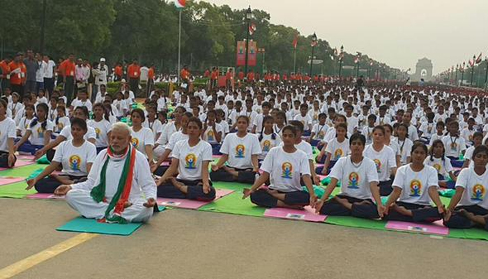 अंतरराष्ट्रीय योग दिवस: राजपथ पर पीएम मोदी समेत 35 हजार लोगों ने किया योगाभ्यास