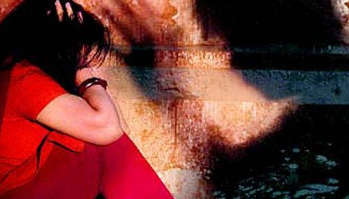 ये कैसी दरिंदगी : सहेली से हो रहा था रेप और सहेलियां बना रहीं थी वीडियो  