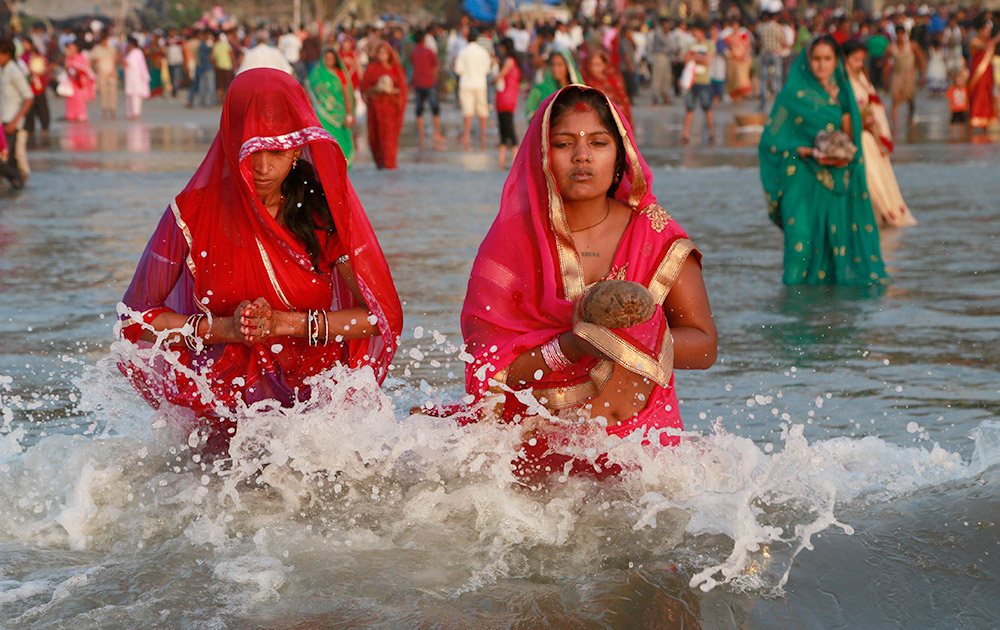 बिहार में उदीयमान सूर्य को अर्घ्य के साथ चैती छठ संपन्न