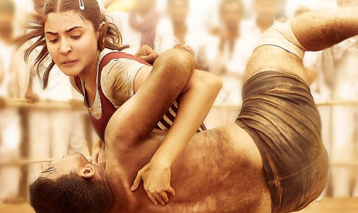 FILM SULTAN: सामने आया अनुष्का शर्मा का दमदार 'लुक', अखाड़े में पहलवान को दिया धोबी पछाड़