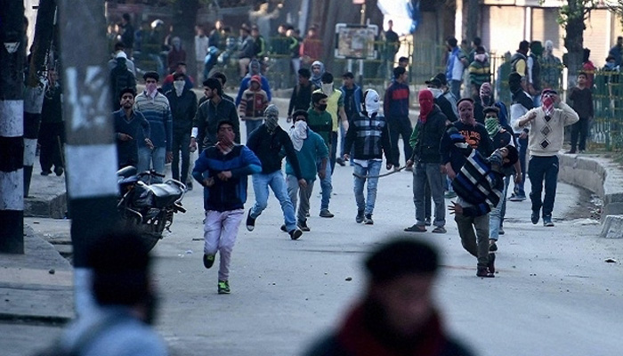 श्रीनगर में भीड़ और सुरक्षा बलों के बीच झड़प में एक की मौत
