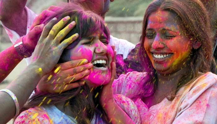 होली में ऐसे रखें अपनी स्किन का ख्याल होली में ऐसे रखें अपनी स्किन का ख्याल