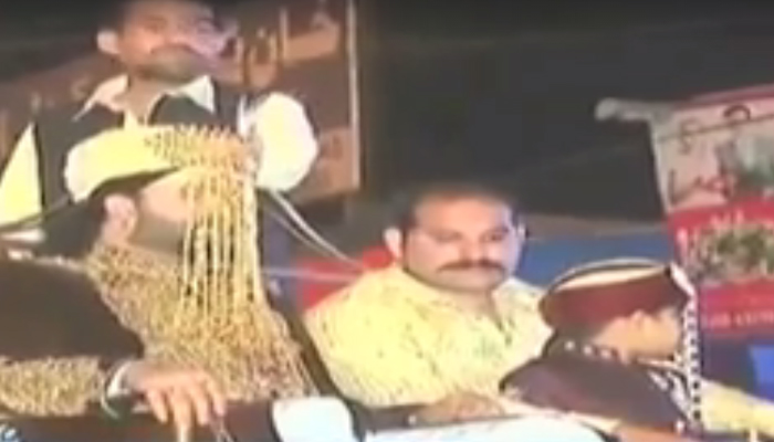 VIDEO : असली शेर की 'सवारी' कर दुल्हन लेने पहुंचा दूल्हा VIDEO : असली शेर की 'सवारी' कर दुल्हन लेने पहुंचा दूल्हा