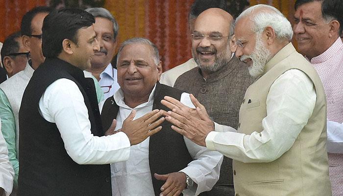 जानिए पीएम मोदी के कान में क्या बोले मुलायम? जानिए पीएम मोदी के कान में क्या बोले मुलायम?