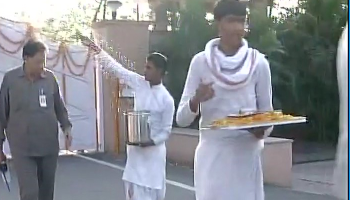योगी के सरकारी आवास के गेट पर बने ‘स्वास्तिक’ और ‘ओम’ योगी के सरकारी आवास के गेट पर बने ‘स्वास्तिक’ और ‘ओम’