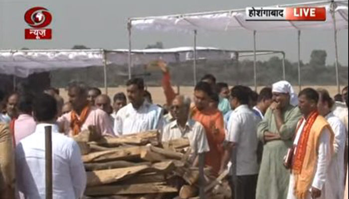 नर्मदा किनारे पंचतत्व में विलीन हुए अनिल माधव दवे, मुख्यमंत्री चौहान ने दिया अर्थी को कंधा नर्मदा किनारे पंचतत्व में विलीन हुए अनिल माधव दवे, मुख्यमंत्री चौहान ने दिया अर्थी को कंधा