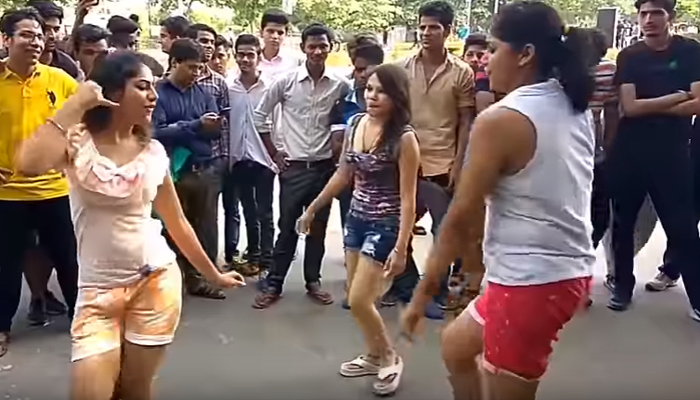 जब भरी सड़क पर मस्त होकर नाचने लगीं दिल्ली की ये लड़कियां, Watch Video जब भरी सड़क पर मस्त होकर नाचने लगीं दिल्ली की ये लड़कियां, Watch Video