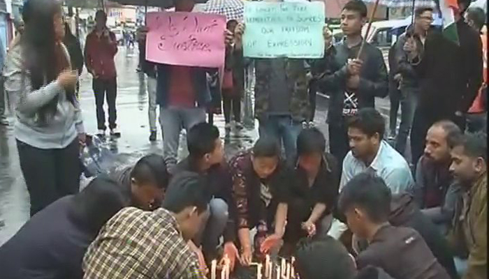 दार्जिलिंग हिंसा: इंटरनेट सेवाएं अब भी बंद, जीजेएम ने निकाला विरोध मार्च दार्जिलिंग हिंसा: इंटरनेट सेवाएं अब भी बंद, जीजेएम ने निकाला विरोध मार्च