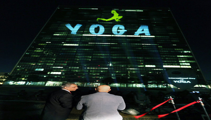 अंतरराष्ट्रीय योग दिवस : UN हेडक्वार्टर पर रोशनियों से लिखा नजर आया 'YOGA' अंतरराष्ट्रीय योग दिवस : UN हेडक्वार्टर पर रोशनियों से लिखा नजर आया 'YOGA'