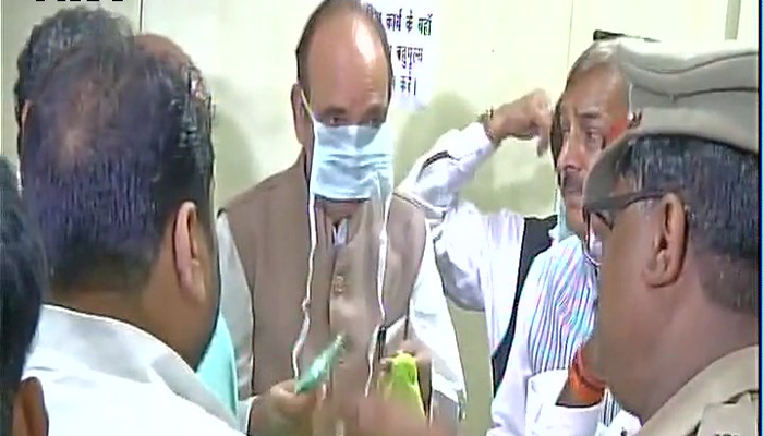गोरखपुर में 60 से ज्यादा बच्चों की मौत पर बिफरा विपक्ष, सीएम योगी की 'चुप्पी' पर उठाए सवाल गोरखपुर में 60 से ज्यादा बच्चों की मौत पर बिफरा विपक्ष, सीएम योगी की 'चुप्पी' पर उठाए सवाल