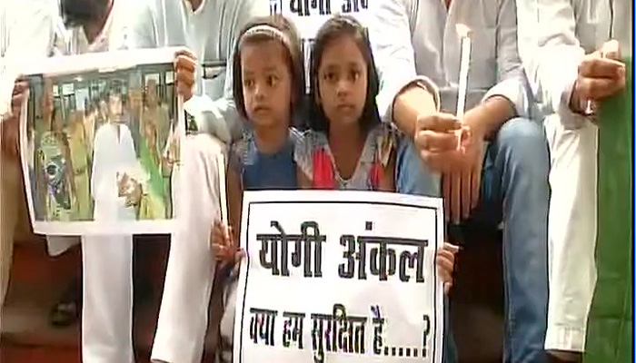 गोरखपुर हादसा: बीआरडी मेडिकल कॉलेज के प्रिसिंपल सस्पेंड, डैमेज कंट्रोल में जुटी उप्र सरकार गोरखपुर हादसा: बीआरडी मेडिकल कॉलेज के प्रिसिंपल सस्पेंड, डैमेज कंट्रोल में जुटी उप्र सरकार