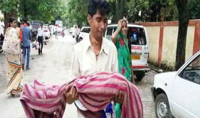 शव ले जाने के लिए अस्पताल ने नहीं दी एंबुलेंस, कहा- बच्चा छोटा है, टैंपों में ले जाओ शव ले जाने के लिए अस्पताल ने नहीं दी एंबुलेंस, कहा- बच्चा छोटा है, टैंपों में ले जाओ