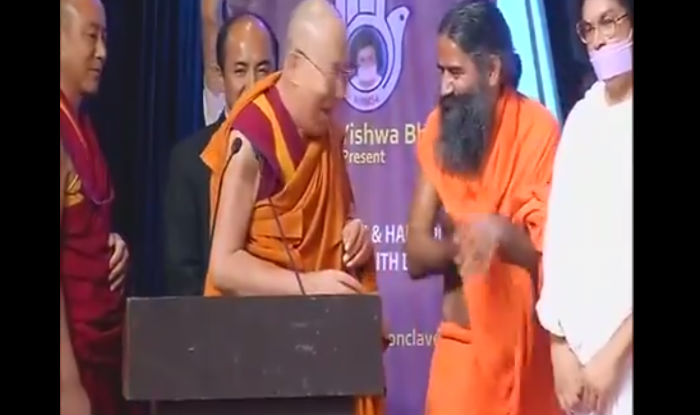 VIDEO: जब दलाई लामा ने खींची बाबा रामदेव की दाढ़ी और पेट में कर दी गुदगुदी VIDEO: जब दलाई लामा ने खींची बाबा रामदेव की दाढ़ी और पेट में कर दी गुदगुदी
