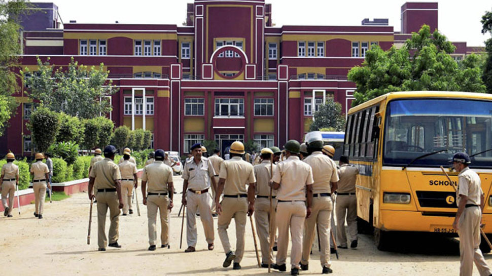 रायन मर्डर केस: प्रद्युम्न के पिता ने स्कूल ट्रस्टियों की जमानत याचिका रद्द करने की अर्जी दी रायन मर्डर केस: प्रद्युम्न के पिता ने स्कूल ट्रस्टियों की जमानत याचिका रद्द करने की अर्जी दी