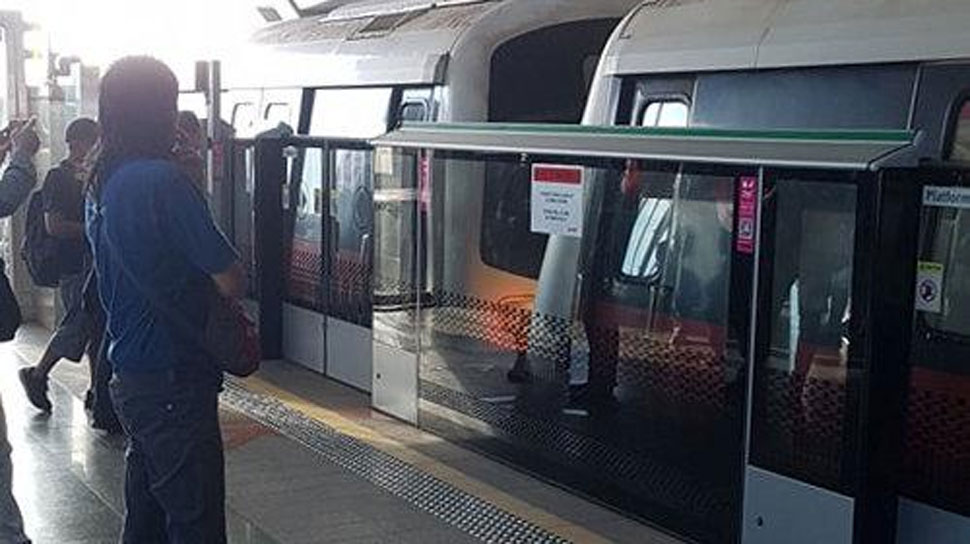 Image result for सिंगापुर में एक रेल्वे स्टेशन पर खड़ी हुई ट्रेन से दूसरी ट्रेन टकरा गई।