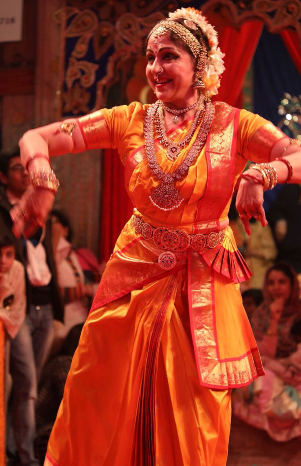 uttar pradesh hema malini dance at radha raman temple mathura