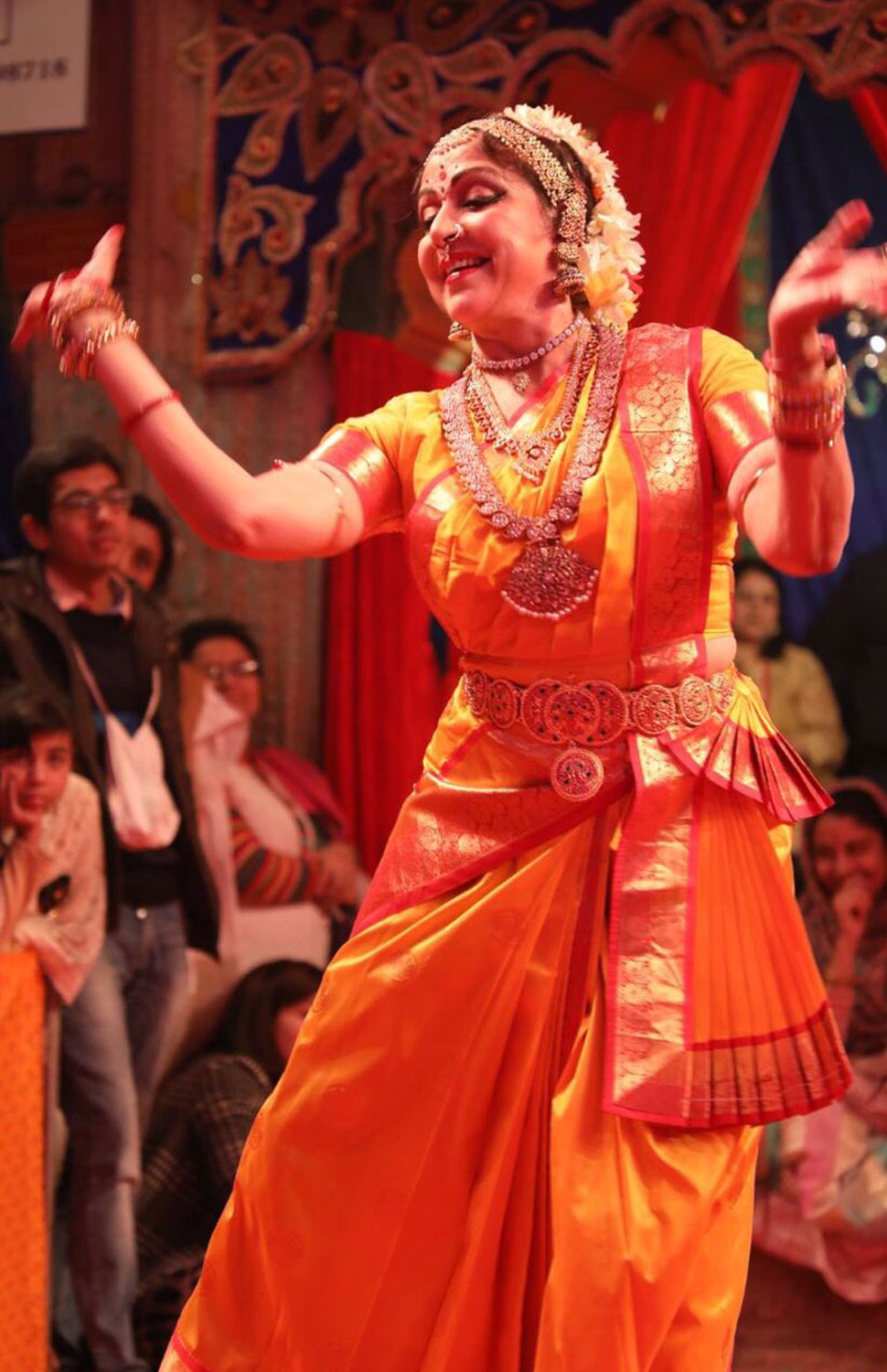 uttar pradesh hema malini dance at radha raman temple mathura