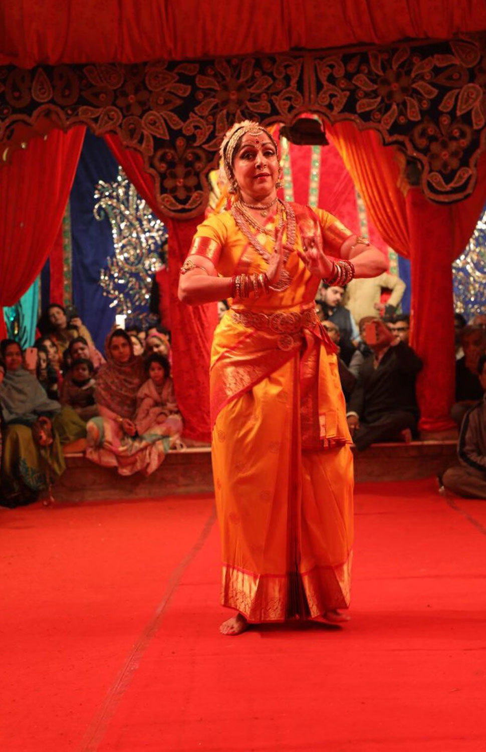 uttar pradesh hema malini dance at radha raman temple mathura