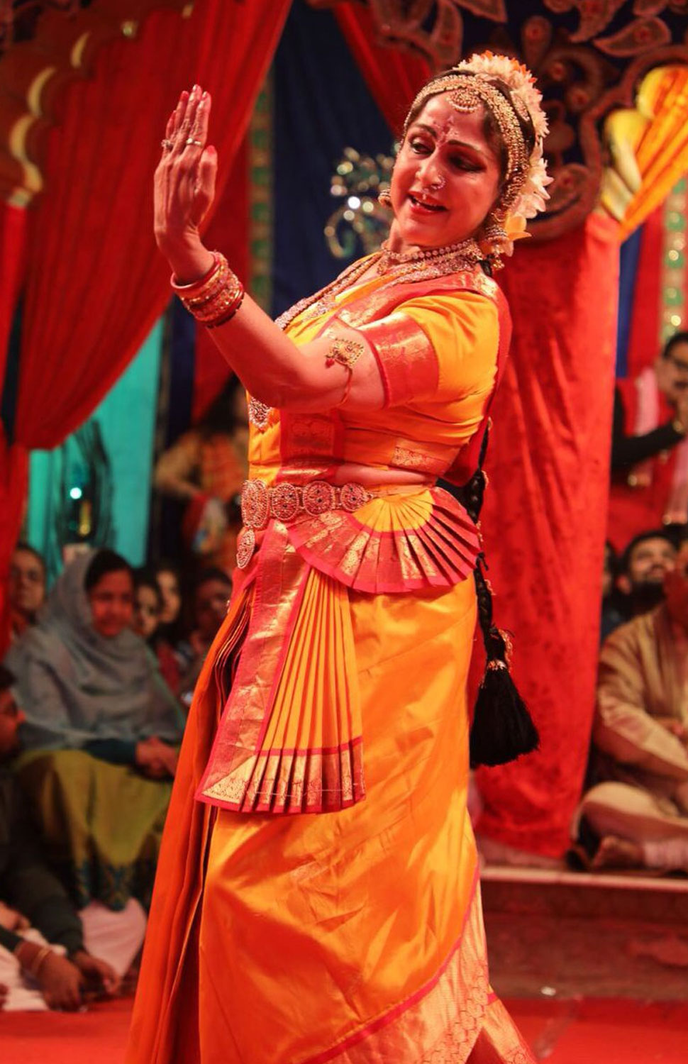 uttar pradesh hema malini dance at radha raman temple mathura