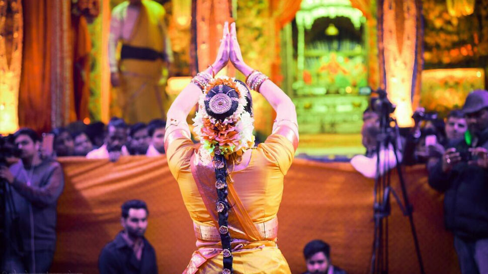 uttar pradesh hema malini dance at radha raman temple mathura