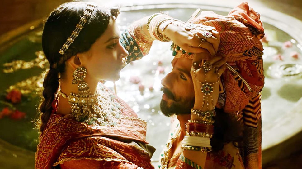 'पद्मावत' के लिए बड़ी राहत, उत्तर प्रदेश सरकार ने रिलीज को दिया ग्रीन सिग्नल: रिपोर्ट्स 'पद्मावत' के लिए बड़ी राहत, उत्तर प्रदेश सरकार ने रिलीज को दिया ग्रीन सिग्नल: रिपोर्ट्स