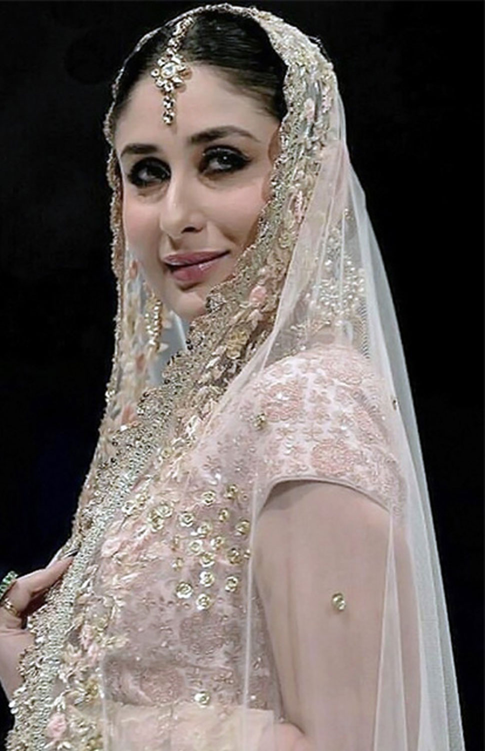 Kareena Kapoor steps out as a stunning bride at Doha