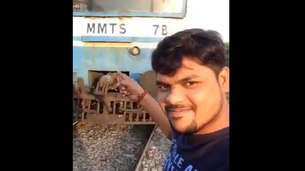हैदराबाद : चलती ट्रेन के आगे लड़के ने ली Selfie, फिर क्या हुआ? देखें VIDEO