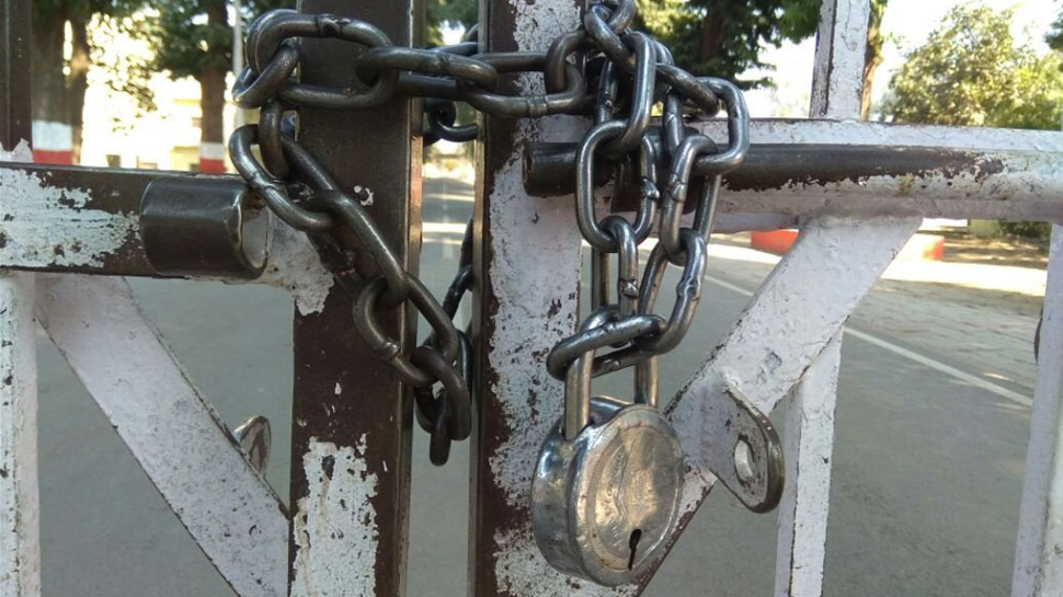 वैलेंटाइन डे के मौके पर लखनऊ यूनिवर्सिटी में छुट्टी, गेट पर लटके ताले वैलेंटाइन डे के मौके पर लखनऊ यूनिवर्सिटी में छुट्टी, गेट पर लटके ताले