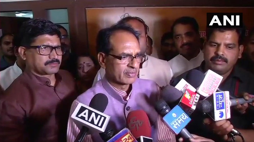 सुकमा नक्सली हमले में शहीद हुए जवानों के परिजनों को शिवराज ने दिए 1-1 करोड़ सुकमा नक्सली हमले में शहीद हुए जवानों के परिजनों को शिवराज ने दिए 1-1 करोड़
