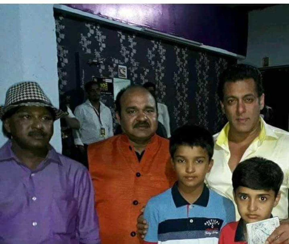 dabbu uncle meets salman khan with family on the set of dus ka dum