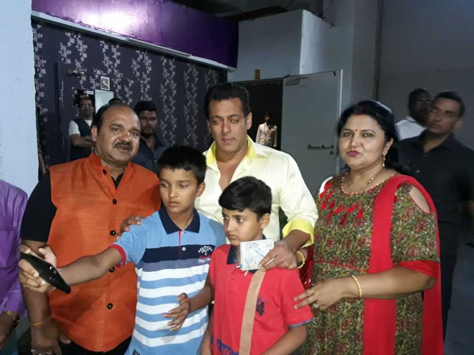 Bhopals dabbu uncle meets salman khan on the set of dus ka dum