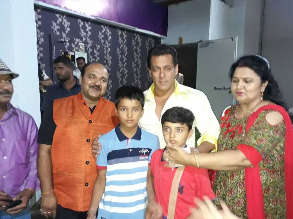 Madhya Pradesh Dancing dabbu uncle meets salman khan