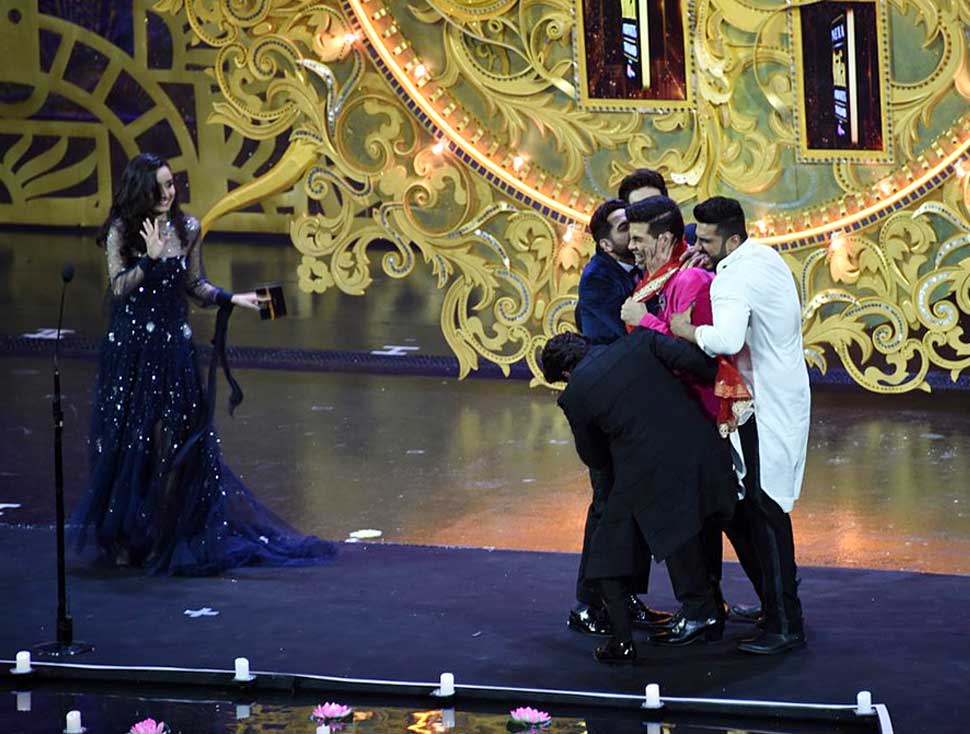 IIFA 2018: Ayushmann Khurrana kiss Karan johar on staze, Shraddha Kapoor escape