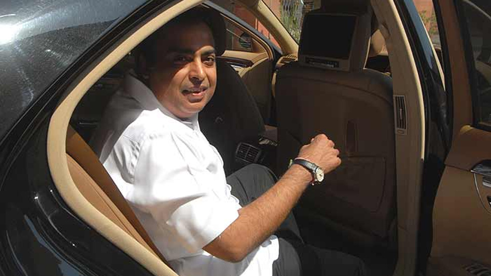 दौलत के मामले में सबसे आगे निकले मुकेश अंबानी, इस शख्स को पीछे छोड़ा दौलत के मामले में सबसे आगे निकले मुकेश अंबानी, इस शख्स को पीछे छोड़ा