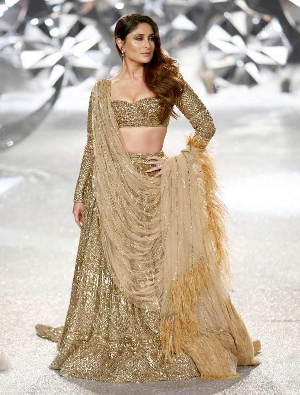 kareena kapoor khan walks at india couture week 2018