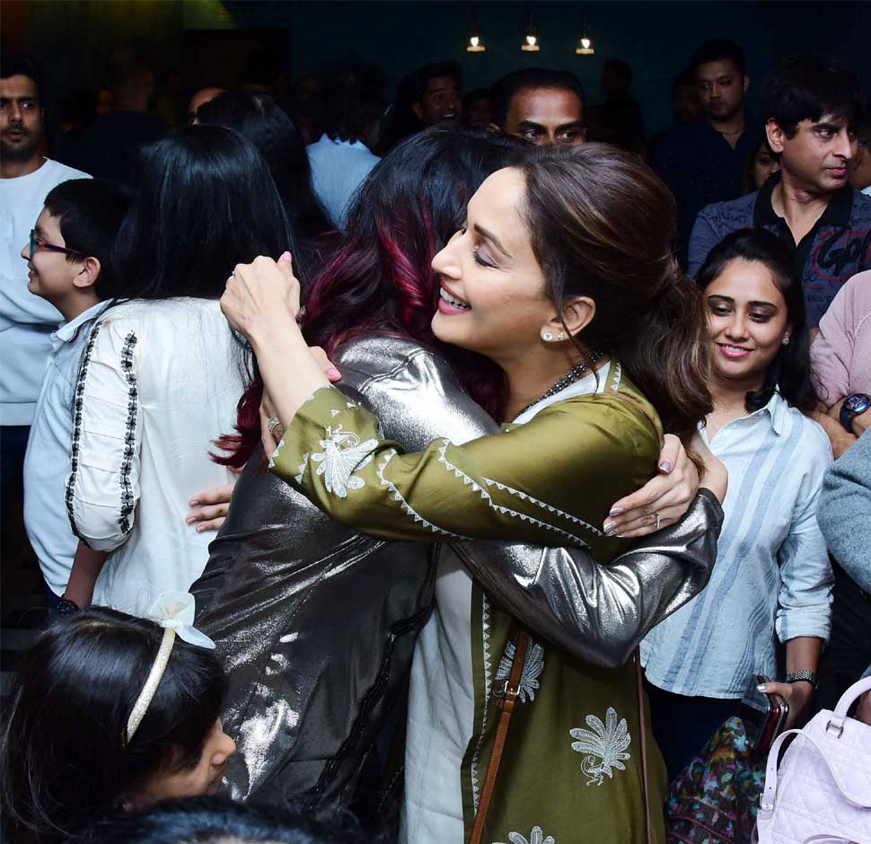 Fanney Khan Special Screening: Aishwarya Rai Bachchan gave Madhuri warm hug