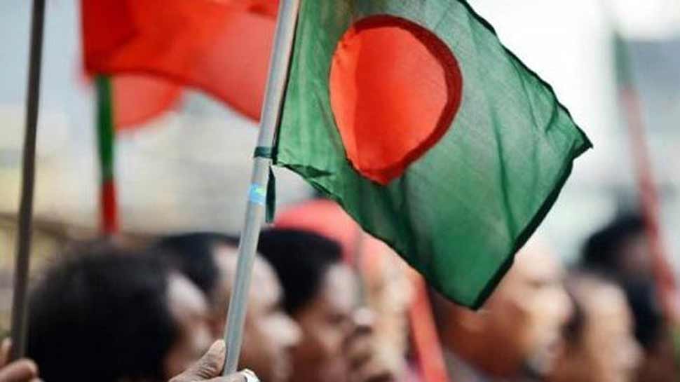 बांग्लादेश: साथियों पर हमला होने से पत्रकार नाराज, सरकार को दिया 72 घंटे का अल्टीमेटम बांग्लादेश: साथियों पर हमला होने से पत्रकार नाराज, सरकार को दिया 72 घंटे का अल्टीमेटम