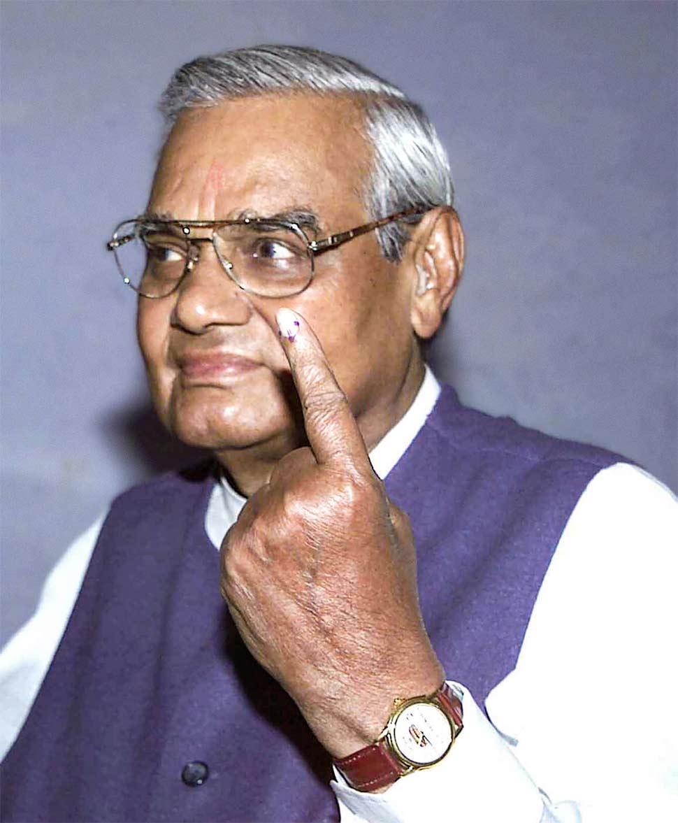 विदेश मंत्री के तौर पर जनता सरकार में काम किया former Prime Minister Atal Bihari Vajpayee passes away