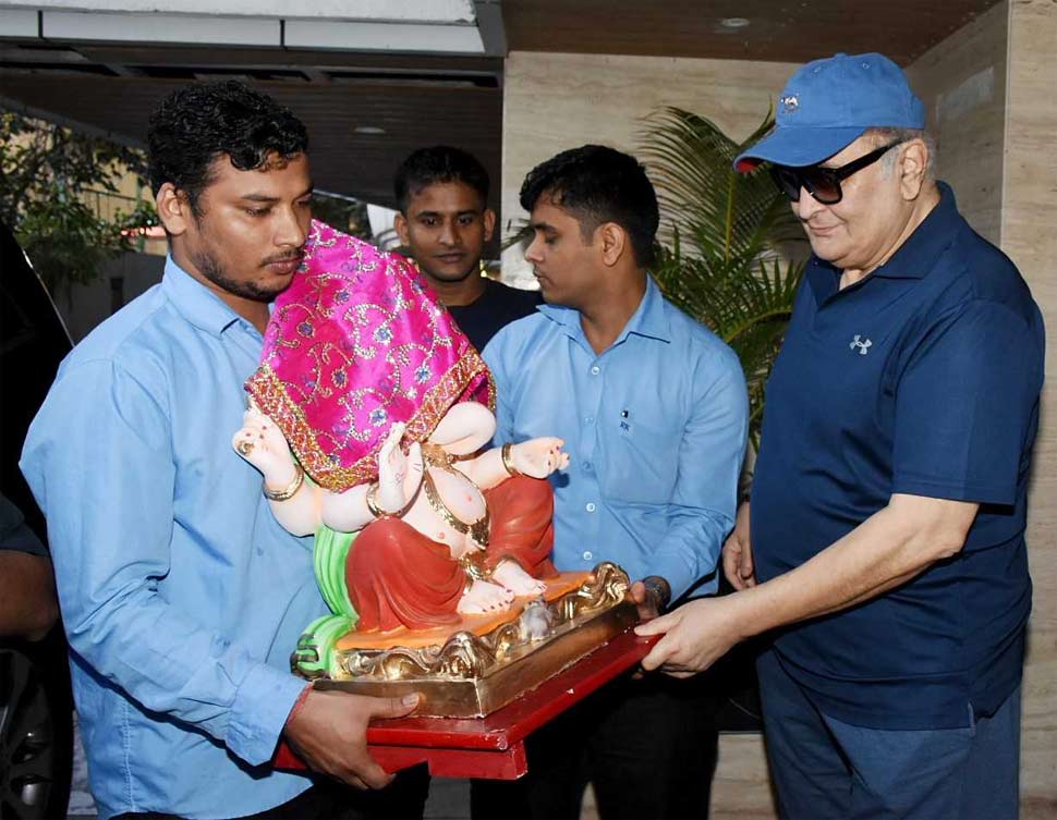 Rishi kapoor Bring small Ganesha at home  