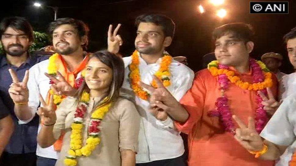 DUSU à¤®à¥‡à¤‚ à¤²à¤¹à¤°à¤¾à¤¯à¤¾ ABVP à¤•à¤¾ à¤ªà¤°à¤šà¤®, à¤…à¤§à¥à¤¯à¤•à¥à¤· à¤¸à¤®à¥‡à¤¤ 3 à¤¸à¥€à¤Ÿà¥‹à¤‚ à¤ªà¤° à¤œà¥€à¤¤ à¤¦à¤°à¥à¤œ à¤•à¥€ 