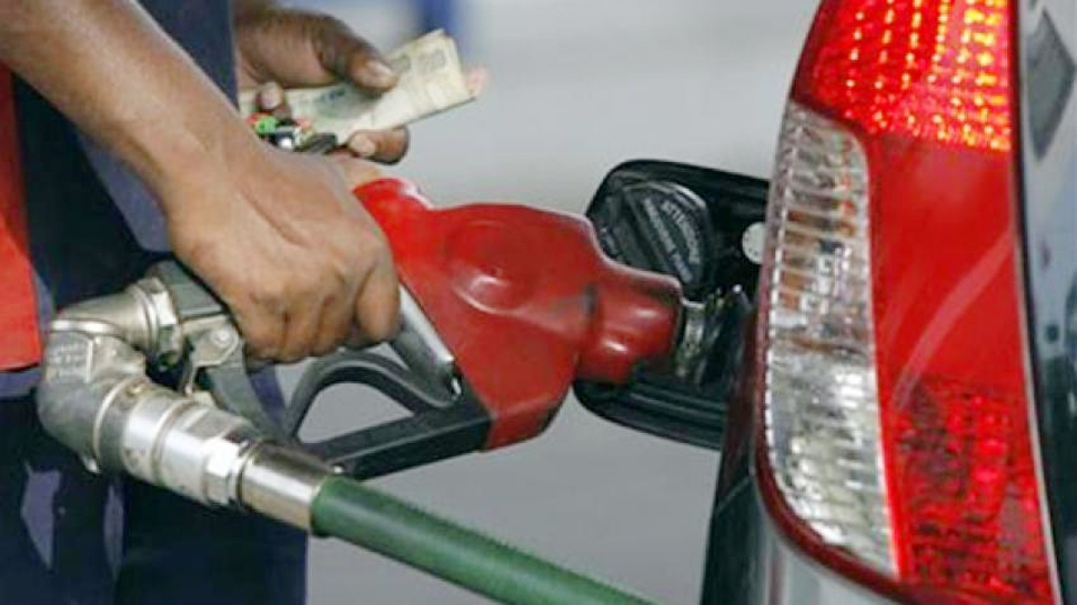 Petrol Prices In Delhi Are Rs 44 And Diesel At Rs 73 87 On 22 September 18 प ट र ल क क मत म 12 प स ल टर क ह ई बढ तर ड जल न फ र द र हत