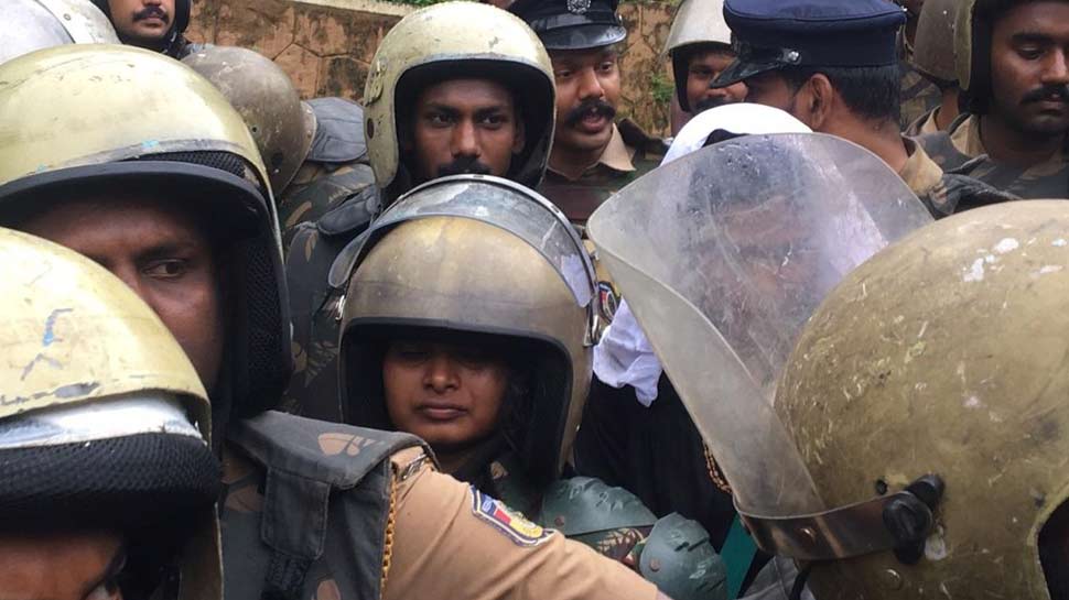 हैदराबाद की महिला पत्रकार के मंदिर में दर्शन करने में विफल रही Photos from Sabarimala Temple