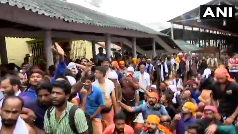 मंदिर में प्रवेश करने के विरोध में खड़े लोग Photos from Sabarimala Temple