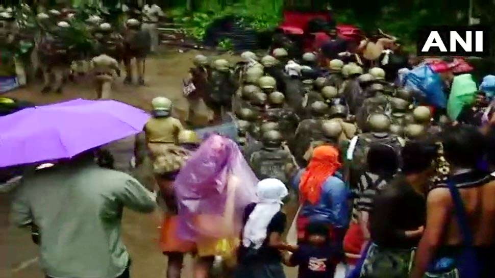 महिलाओं के मंदिर में प्रवेश का विरोध Photos from Sabarimala Temple