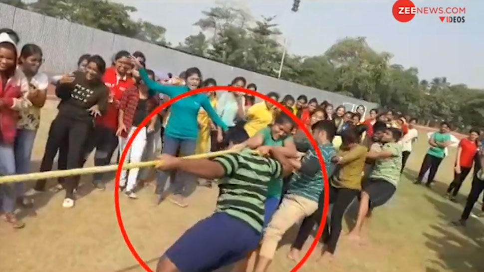 VIDEO: खेलते-खेलते जमीन पर गिरा छात्र और चली गई जान, वजह जानकर हो जाएंगे हैरान VIDEO: खेलते-खेलते जमीन पर गिरा छात्र और चली गई जान, वजह जानकर हो जाएंगे हैरान