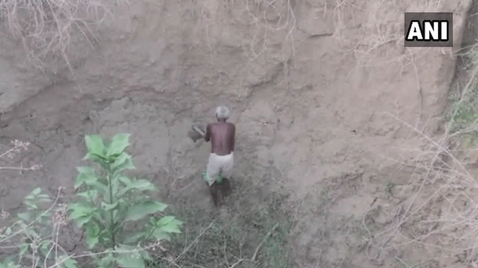 Madhya Pradesh : 70 Year Old Man Of Chhatarpur Parched Village Digs well For Family