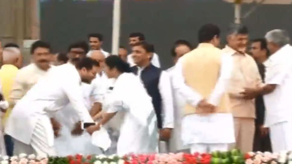 Tejaswi yadav joined karanataka cm Kumaraswamy oath ceremony