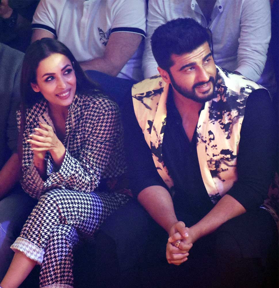 Arjun Kapoor And Malaika Arora Khan Attend Lakme Fashion Week Together क य म न न न फ र क य बदन म ह न व ल क म स शल म ड य पर Viral ह ई तस व र