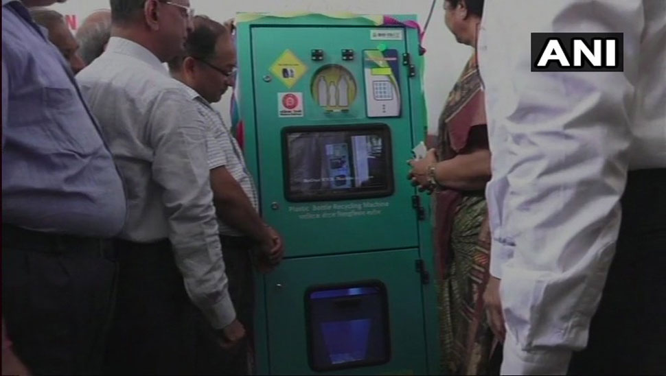 भारतीय रेलवे, indian railway, irctc, bottle crushers at vadodara station, rs 5 as cashback on plastic bottle, खाली बोतल पर कैशबैक